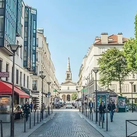 Beautiful In Small House Near Eiffel Tower *