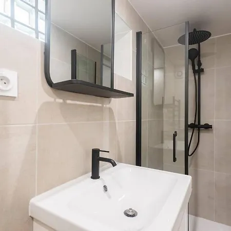 דירה Beautiful In Small House Near Eiffel Tower *