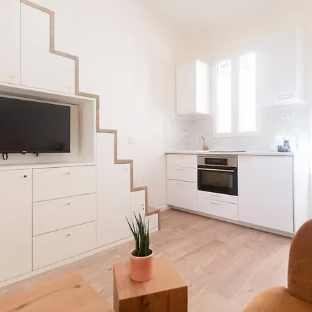 Beautiful In Small House Near Eiffel Tower Apartman *