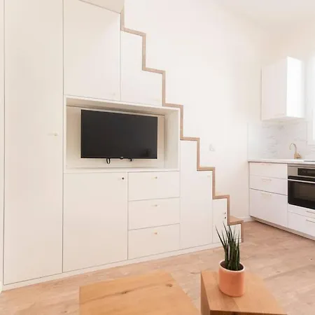 Beautiful In Small House Near Eiffel Tower *