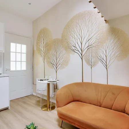 Beautiful In Small House Near Eiffel Tower Parigi